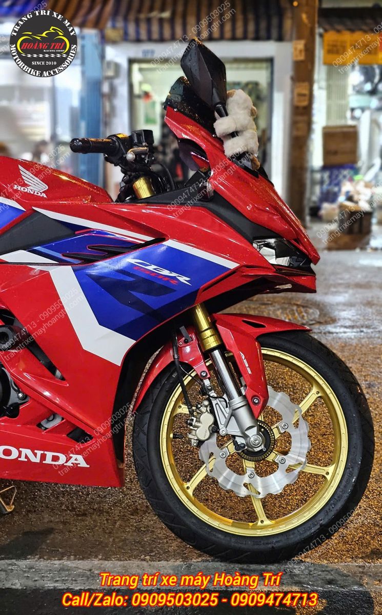 Honda CBR150R trở nên nổi bật hơn với bộ mâm OZ X1R vàng phối với màu xe cá tính