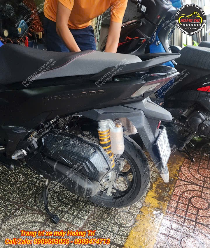 Cận cảnh phuộc bình dầu Ohlins HO242 lắp Airblade 125 tăng độ êm ái khi vận hành
