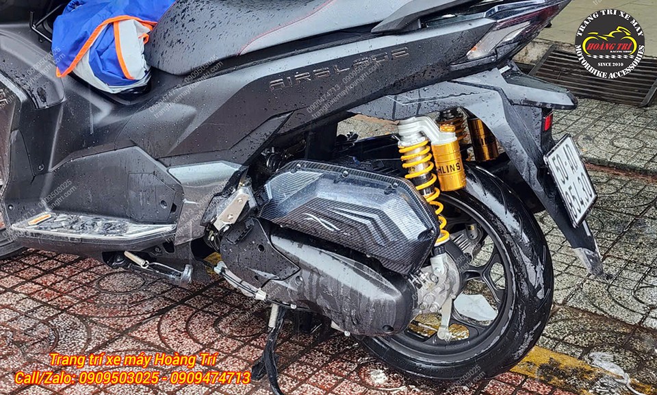 Chi tiết phuộc Ohlins HO242 màu vàng nổi bật giúp Airblade 125 thêm cứng cáp