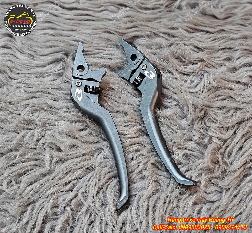 Góc nghiêng tay thắng RCB xám titanium nổi bật với kiểu dáng thể thao đầy cá tính hiện đại