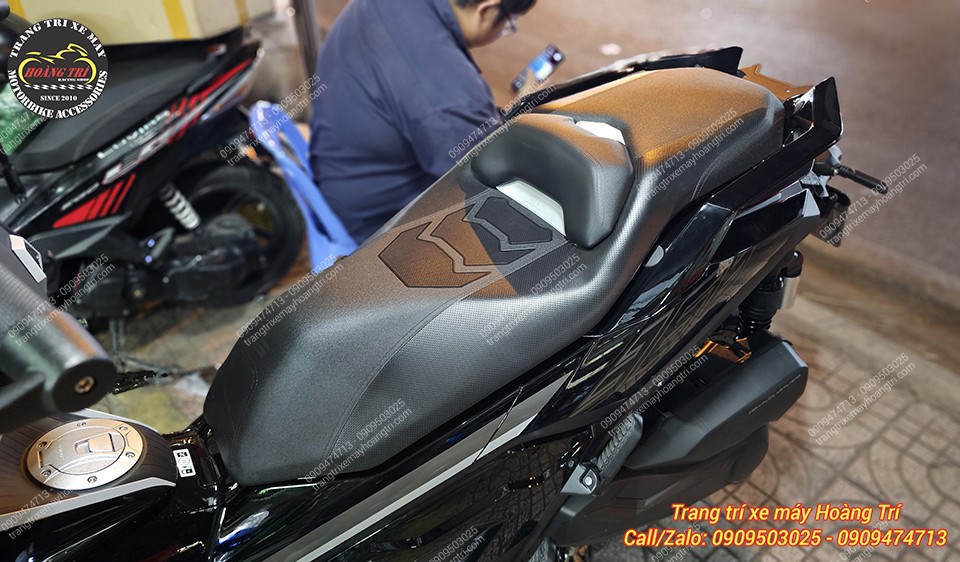 Yên xe zin được hoàn thiện tỉ mỉ giúp người lái và người phía sau luôn thấy thoải mái
