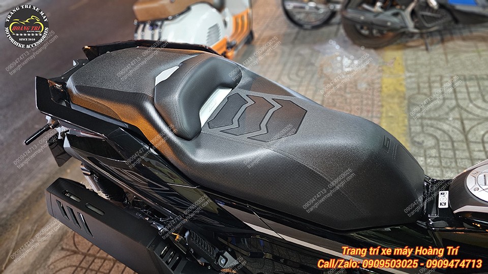 Chiếc yên xe zin trên mẫu Zontes 368G có thiết kế 2 tầng thể thao và sắc nét