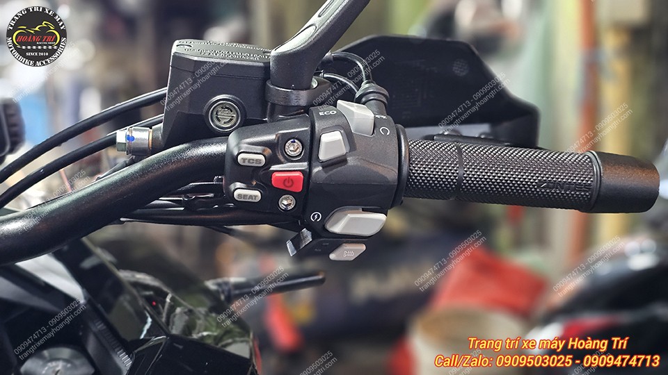 Phần cùm công tắc phải và bao tay zin của Zontes 368G mang lại cảm giác chắc chắn