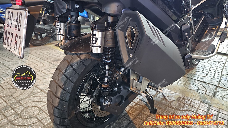 Phuộc sau và pô xe chuẩn zin của xe Zontes 368G trông vô cùng cứng cáp
