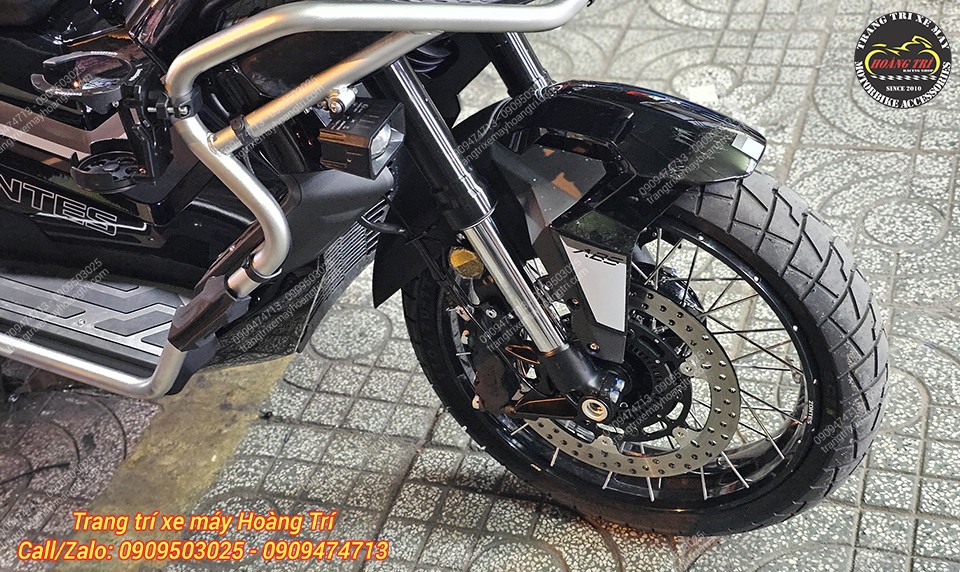 Đèn trợ sáng cũng được thiết kế gọn gàng trên phuộc trước của xe Zontes 368G