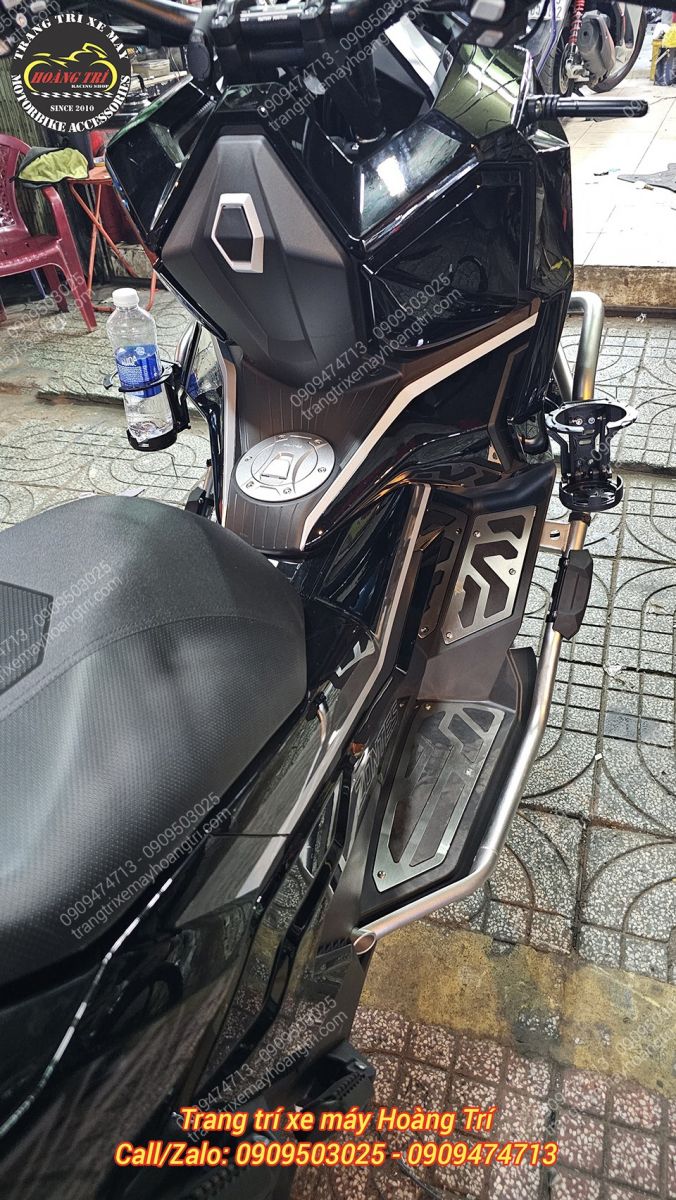Sàn để chân zin của xe Zontes 368G được ốp kim loại bám chân rất an toàn