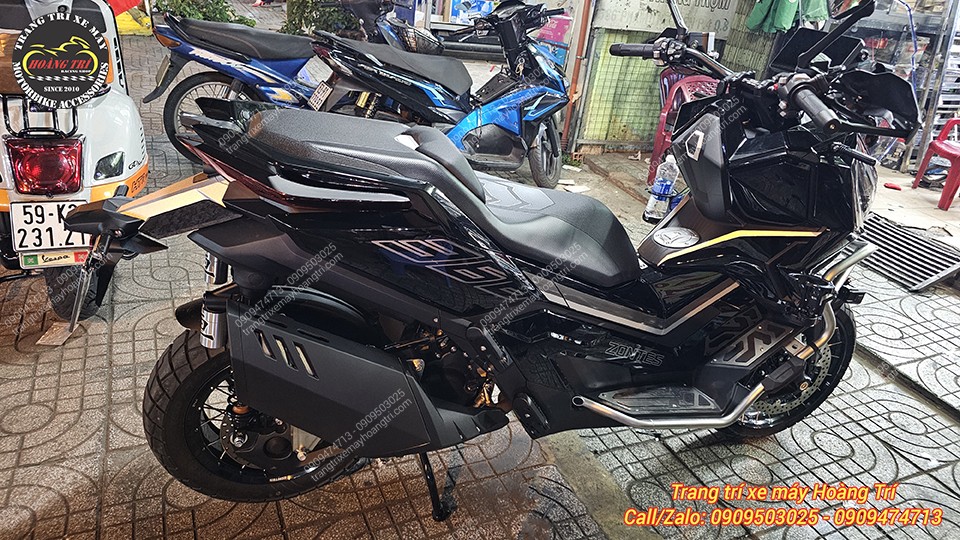 Tổng thể bên phải của mẫu xe Zontes 368G cùng dàn áo zin mang phong cách hầm hố
