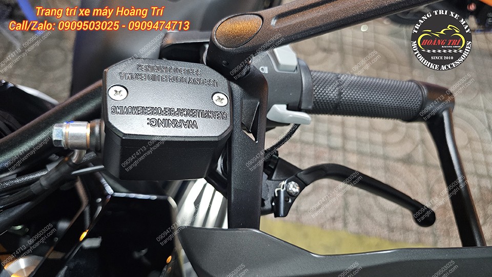 Bình dầu phanh zin trên ghi đông được hoàn thiện vô cùng sắc sảo và rất đẹp