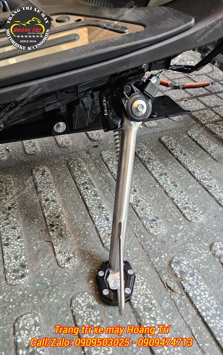 Cận cảnh chân chống inox SH Việt Nam hoàn thiện chắc chắn cùng đế chống nghiêng tiện lợi