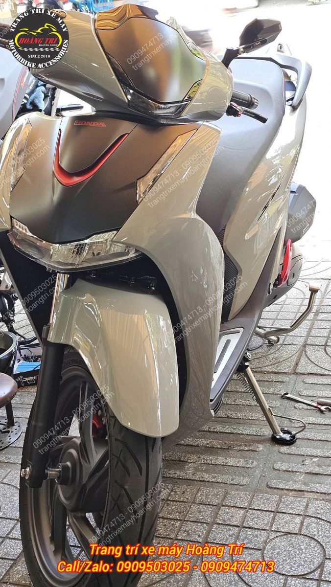 Tổng thể SH Việt Nam trang bị chân chống inox tạo điểm nhấn cứng cáp và hiện đại hơn