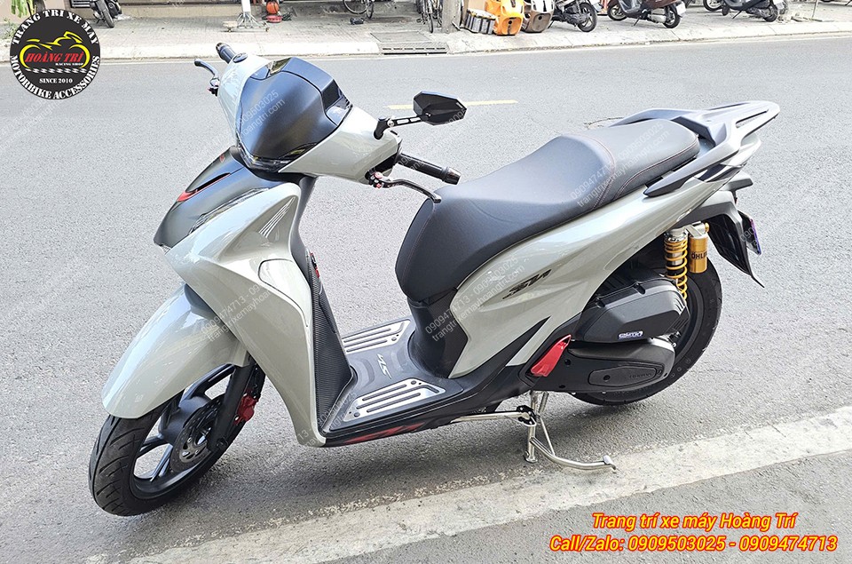 Chiếc Sh 2026 nâng cấp trọn bộ chân chống inox (nghiêng, đứng) giúp dàn gầm nổi bật hơn