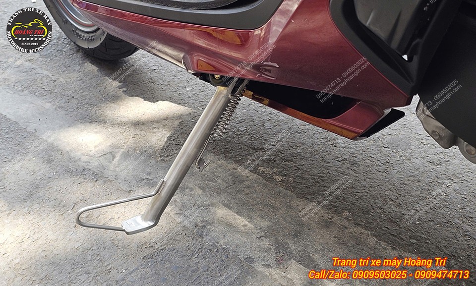 Tổng thể SH màu đỏ nổi bật hơn sau khi nâng cấp chân chống inox chắc chắn và tiện dụng