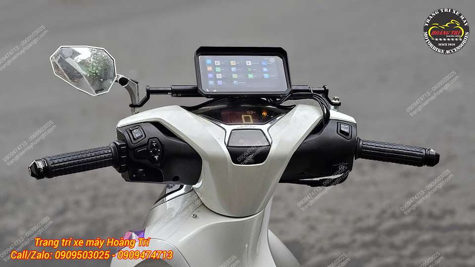 Màn hình Android lắp xe SH thiết kế gọn gàng hài hòa với khu vực tay lái nguyên bản