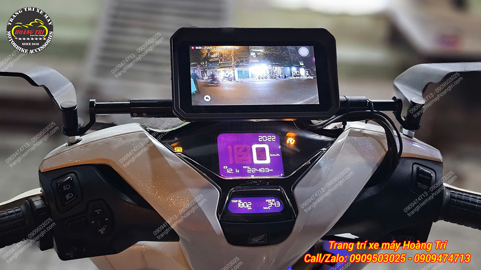 Camera sau hiển thị trực tiếp trên màn hình Android xe SH giúp quan sát phía sau hiệu quả