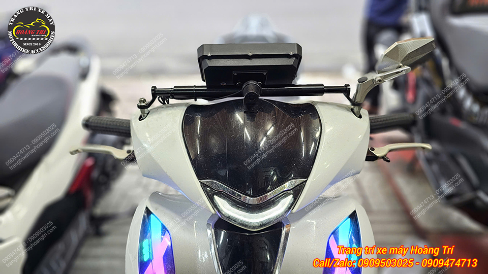 Góc trực diện xe SH lắp màn hình Android cùng thanh ngang ghi đông nổi bật tăng trải nghiệm