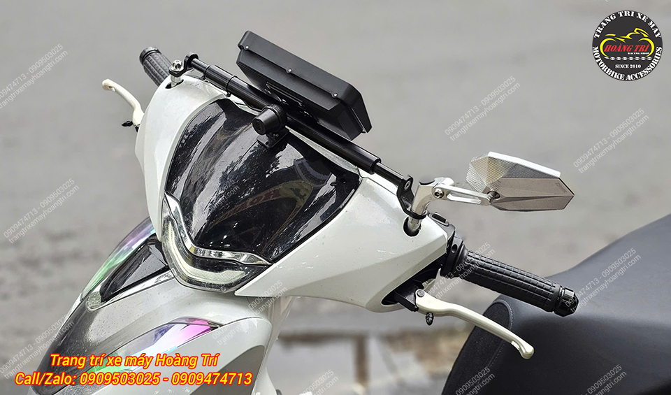 Chi tiết camera hành trình phía trước được gắn tại vị trí trung tâm màn hình Android