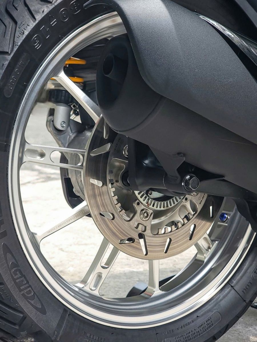 Cận cảnh mâm sau Kingspeed màu bạc giúp SH Vetro nổi bật và cứng cáp hơn