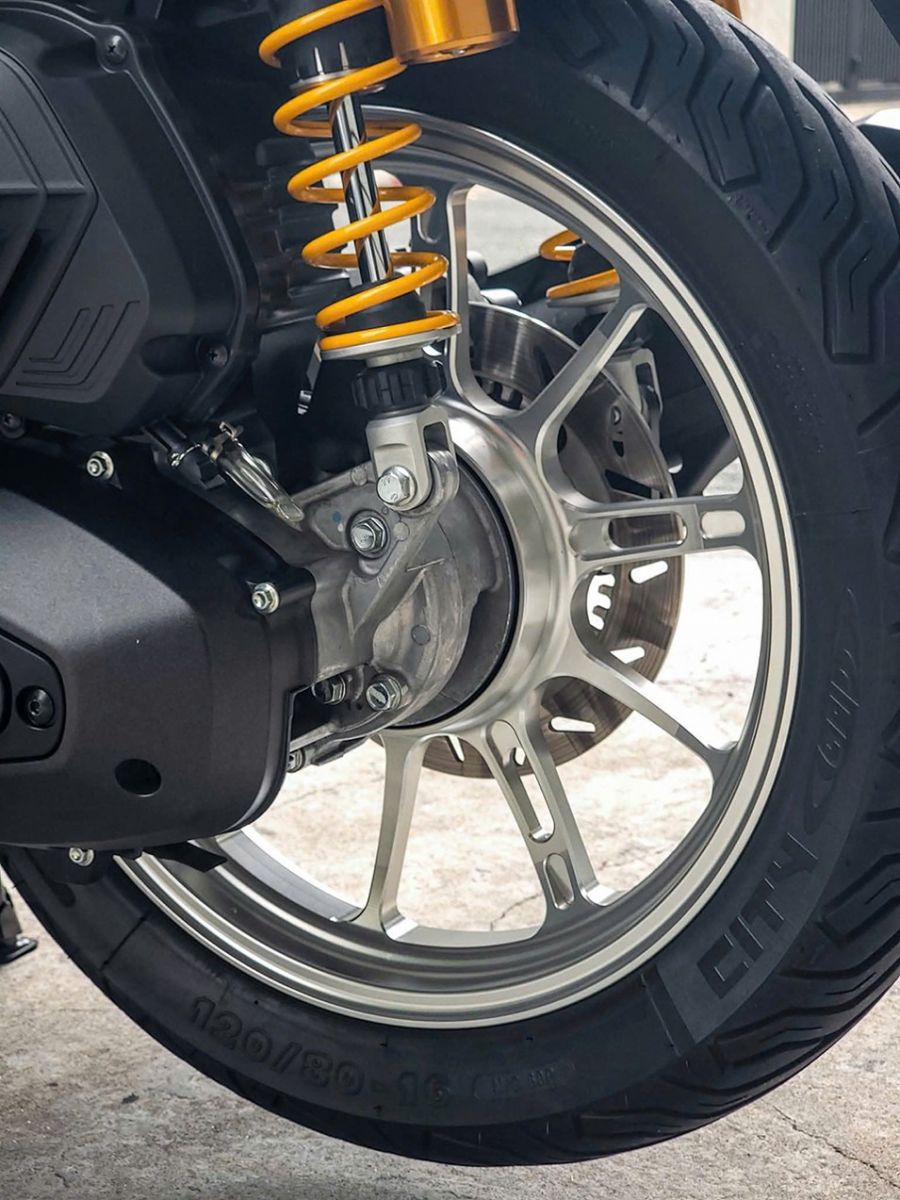 Góc nhìn bánh sau SH Vetro với mâm Kingspeed bạc kết hợp phuộc Ohlins đầy thể thao