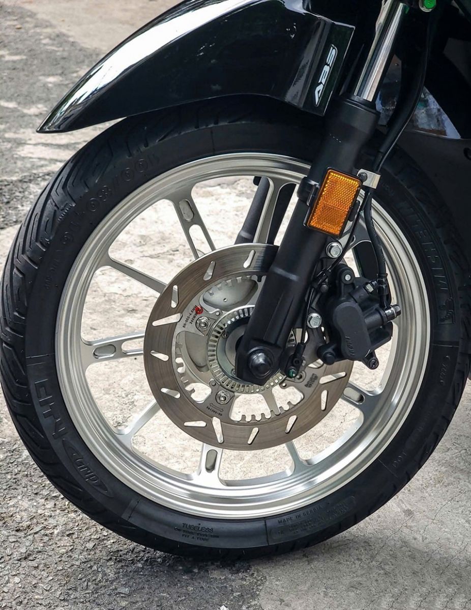 Chi tiết bánh trước SH Vetro nổi bật cùng mâm Kingspeed bạc thiết kế phù hợp với phanh ABS
