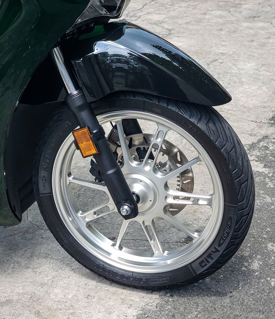Mâm Kingspeed màu bạc giúp phần đầu xe SH Vetro trông sang trọng và thể thao hơn