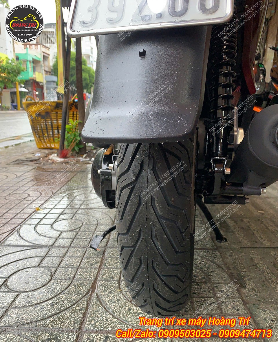 Góc nhìn bánh sau với lốp mới và mâm Sporty đồng bộ hoàn chỉnh
