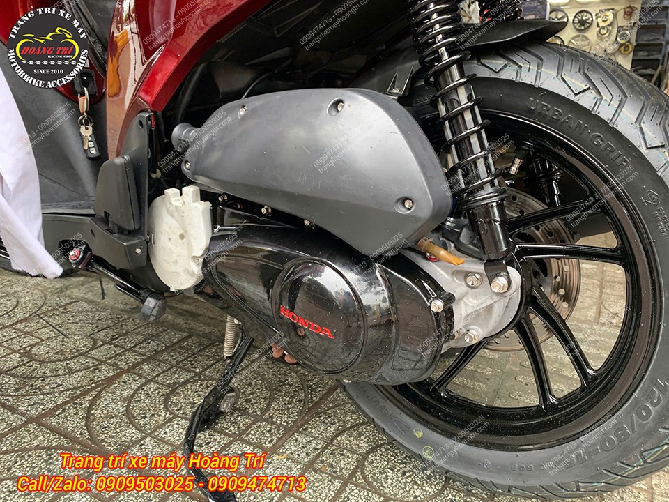 Cận cảnh khu vực động cơ cùng dàn chân sơn đen đầy mạnh mẽ