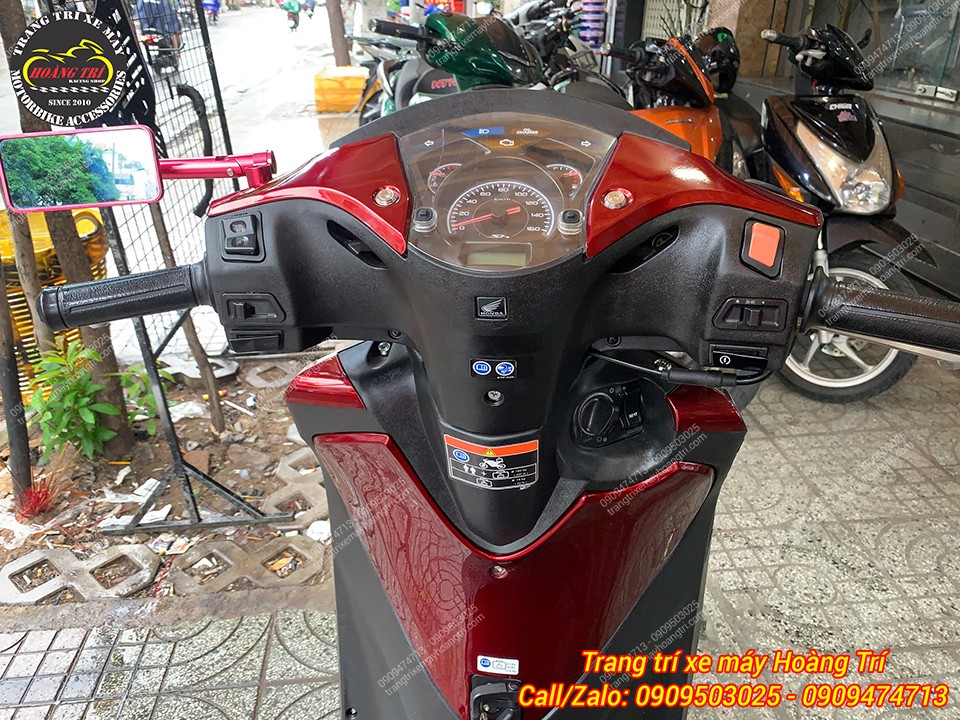 Phần đồng hồ cũng được thay đổi trước đó với đồng hồ kiểu SH Ý