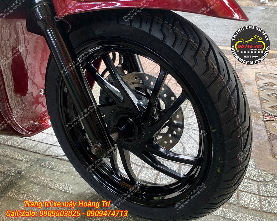 Mâm trước sơn đen Sporty kết hợp lốp mới tạo diện mạo cứng cáp