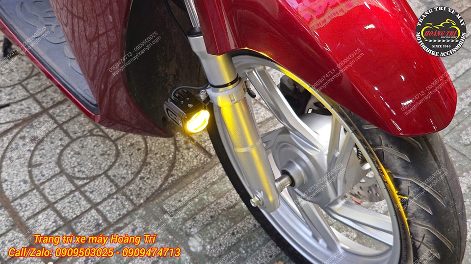 Chi tiết đèn trợ sáng mini SH 2026 lắp gọn gàng cạnh phuộc trước đầy thẩm mỹ