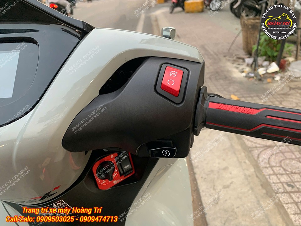 Cận cảnh nút Idling Stop đỏ nổi bật kết hợp bao tay Daytona tăng điểm nhấn thể thao