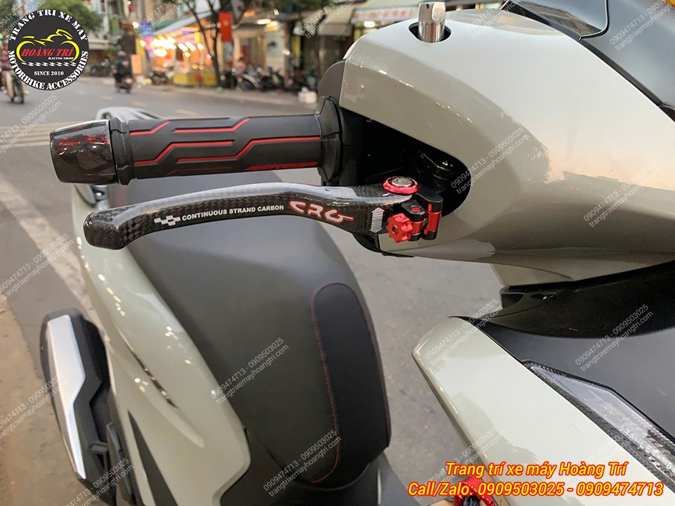 Góc nhìn chi tiết tay thắng CRG Carbon kết hợp bao tay Daytona đầy phong cách thể thao