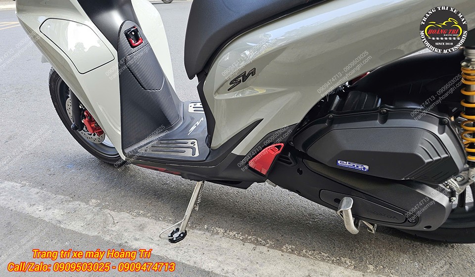 Chi tiết chân chống inox SH Việt Nam giúp dàn gầm phía dưới nổi bật hơn