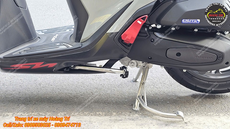 Cận cảnh chân chống inox SH 2026 hoàn thiện sáng bóng, tăng độ cứng cáp cho xe