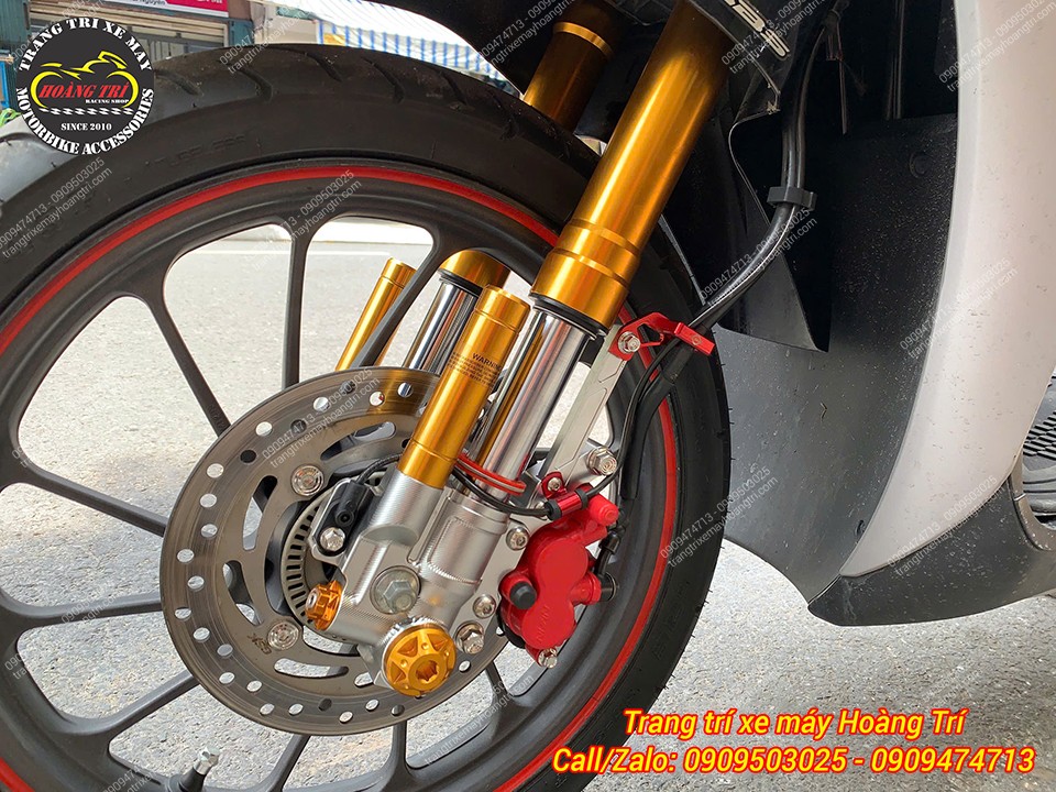 Cận cảnh phuộc trước upside down Kingham kết hợp heo dầu đỏ nổi bật và đĩa phanh zin