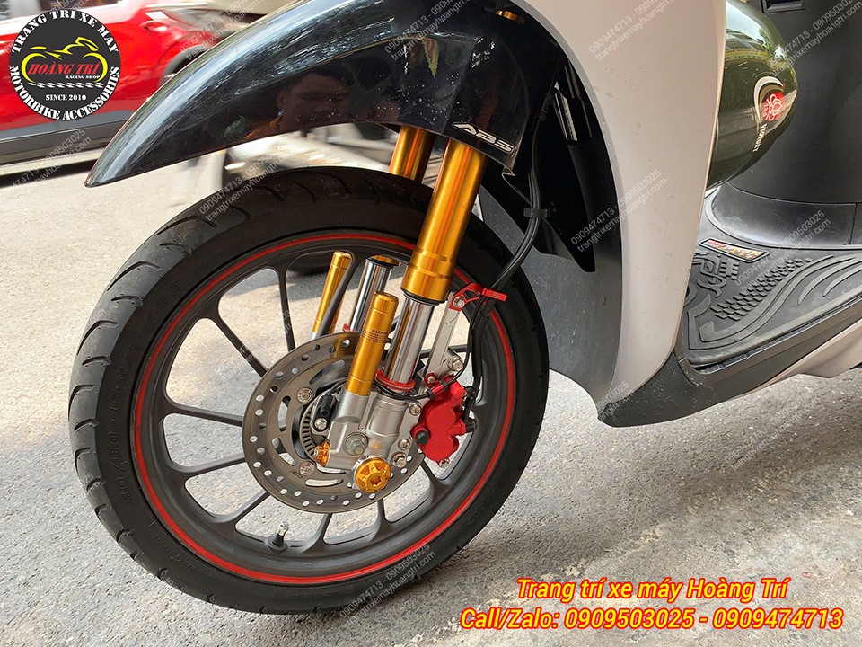 Góc nhìn tổng thể dàn chân trước SH Mode 2023 với phuộc upside down Kingham sang trọng