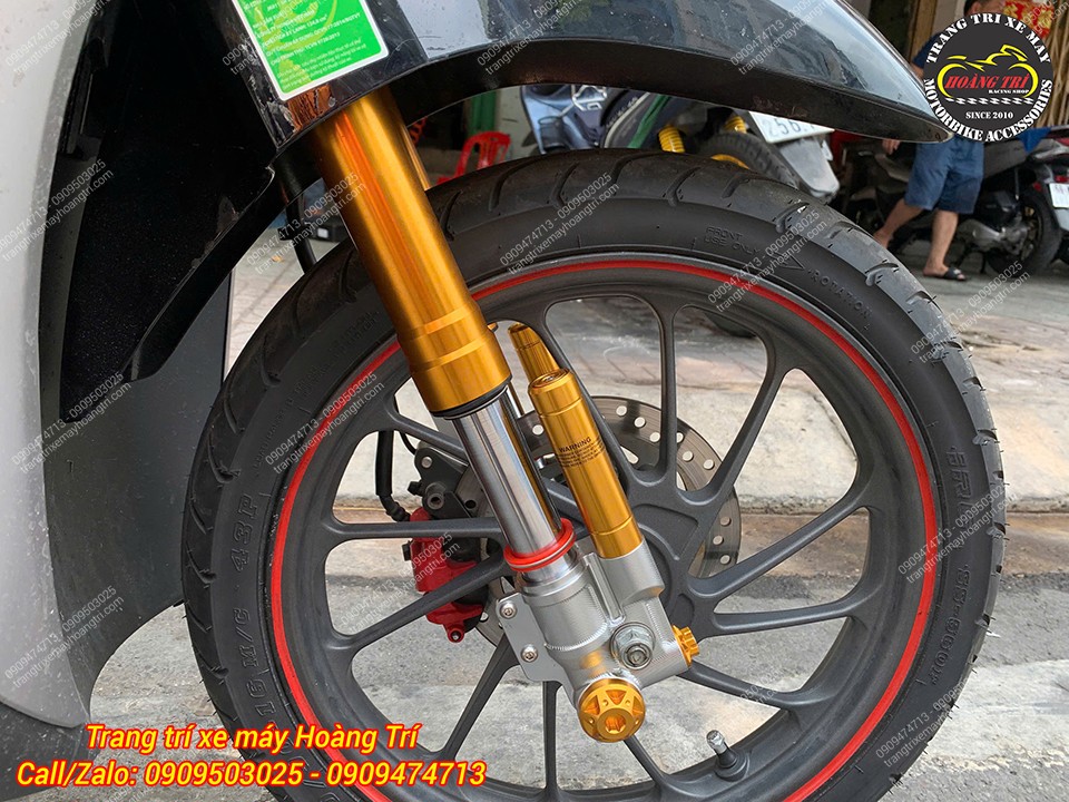 Chi tiết phuộc trước Kingham màu vàng gold với bình dầu mang đến hiệu suất nhún cao