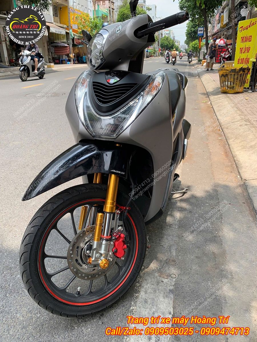 Góc chụp nghiêng thể hiện rõ bộ phuộc trước Kingham giúp xe cứng cáp và đầm chắc hơn