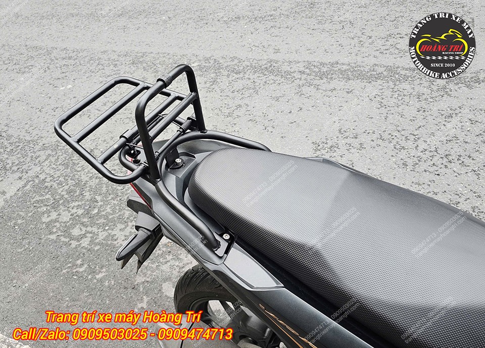 Cận cảnh baga sau tựa lưng Vario kiểu Vespa thiết kế chắc chắn tăng tiện ích sử dụng