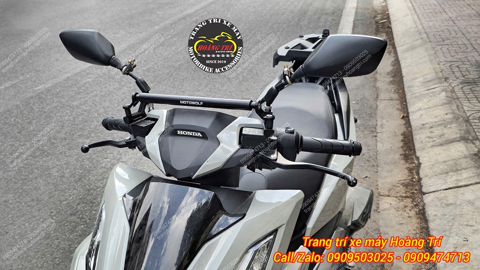Góc nghiêng ghi đông Vario 160 nổi bật hơn sau khi nâng cấp thanh ngang Motowolf chắc chắn