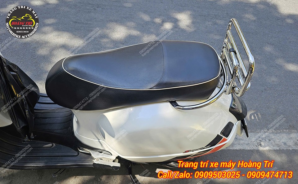 Cận cảnh baga sau tựa lưng Vespa GTS với thiết kế inox sáng bóng cực nổi bật