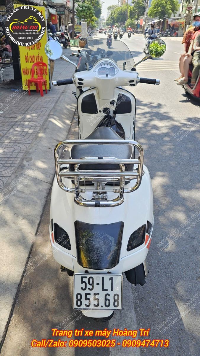 Góc chụp phía sau cho thấy baga tựa lưng Vespa GTS lắp chuẩn và cực chắc chắn