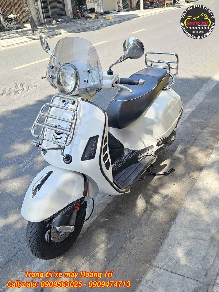 Tổng thể Vespa GTS trở nên sang trọng hơn với combo baga sau và kính chắn gió