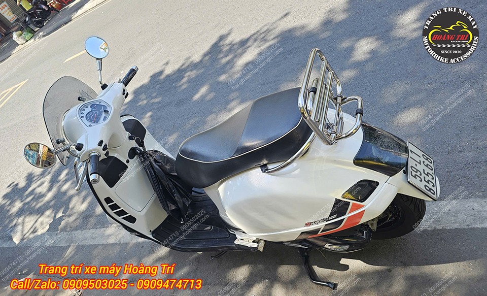 Góc nghiêng từ trên giúp nổi bật kiểu dáng cổ điển của baga tựa lưng Vespa GTS