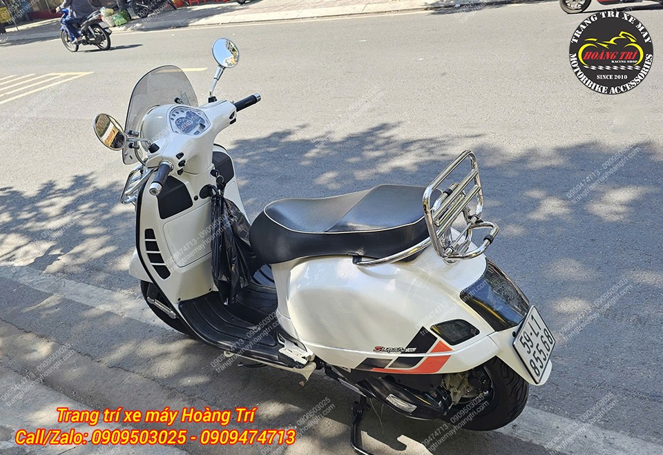 Baga sau tựa lưng Vespa GTS tăng tiện ích chở đồ và hỗ trợ người ngồi sau