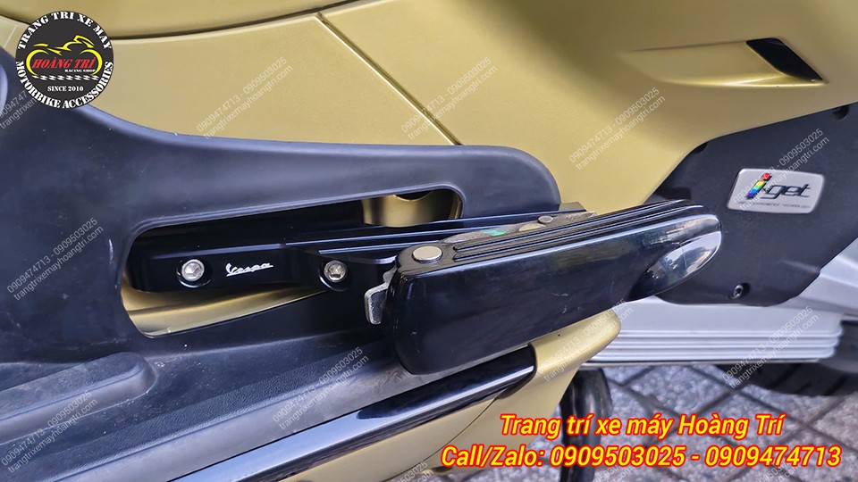 Cận cảnh gác chân sau Vespa GTS CNC nối dài tăng tiện lợi và thẩm mỹ khi sử dụng