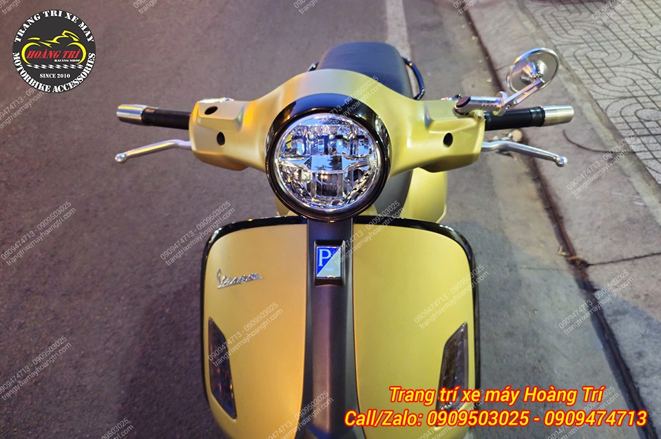 Tổng thể dàn đầu Vespa GTS cân đối hơn sau khi nâng cấp kính hậu và gù inox