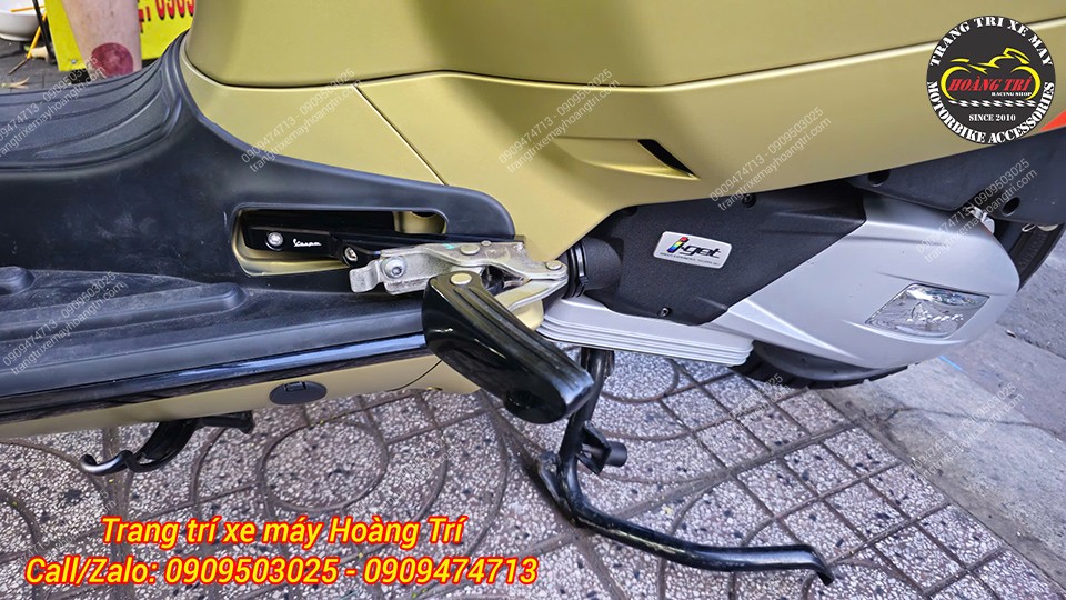 Gác chân sau Vespa GTS mở ra hỗ trợ người ngồi sau thoải mái và chắc chắn hơn