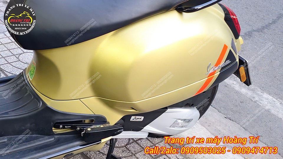 Tổng thể hông xe Vespa GTS nổi bật hơn với gác chân CNC nối dài sang trọng
