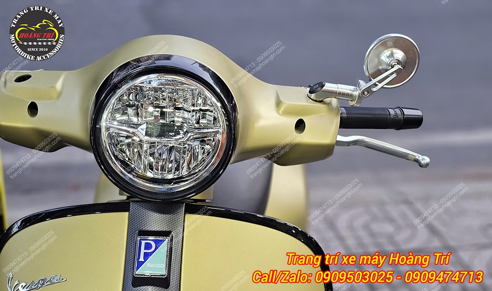 Góc chụp trực diện với kính hậu tròn phù hợp với phong cách của đèn pha Vespa GTS