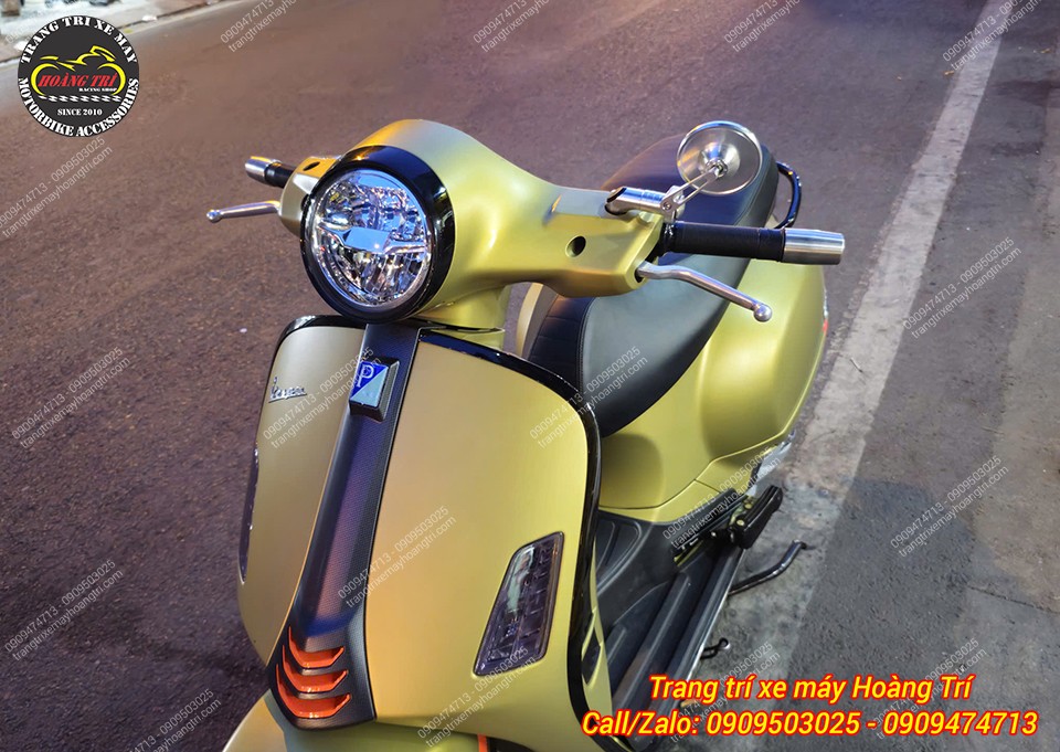 Vespa GTS nổi bật hơn vào buổi tối với cụm phụ kiện độ kiểng đầy tinh tế